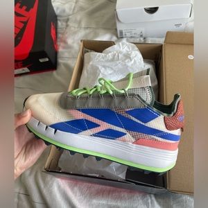 New womens Reebok sneakers!!